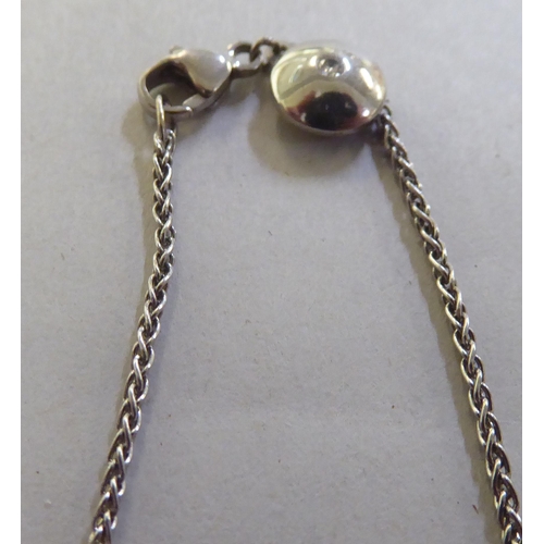229 - An 18ct white gold diamond pendant necklace