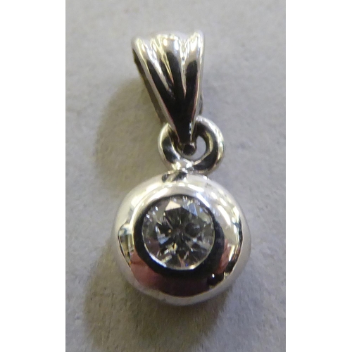 230 - An 18ct white gold diamond pendant&nbsp;