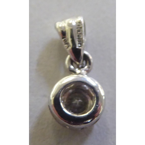 230 - An 18ct white gold diamond pendant&nbsp;