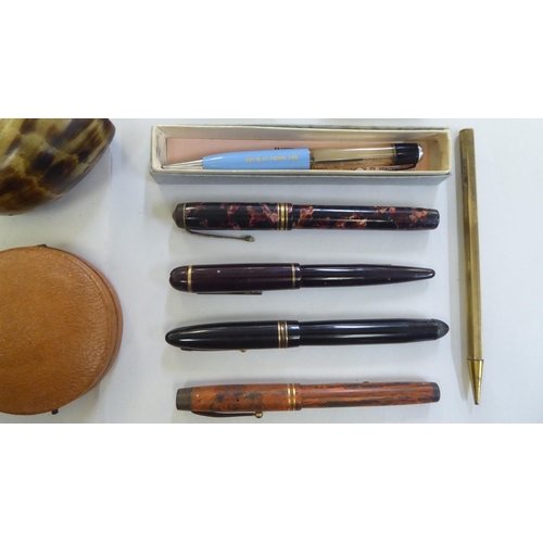 232 - Collectables: to include a late Victorian horn snuff mull&nbsp;