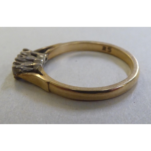 255 - A 9ct gold three stone diamond ring&nbsp;
