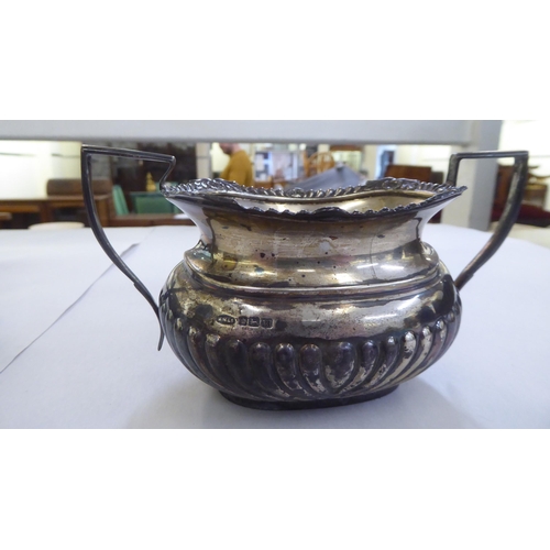 280 - A silver three piece tea set, comprising teapot, cream jug and sugar basin  Sheffield 1904