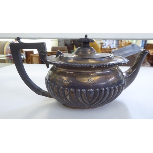 280 - A silver three piece tea set, comprising teapot, cream jug and sugar basin  Sheffield 1904