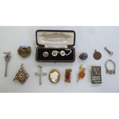 291 - Items of personal ornament: to include a yellow metal cameo brooch; and pendant watch key