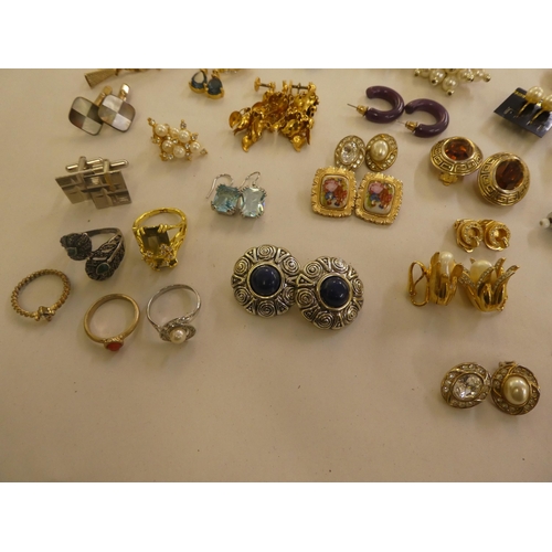 54 - Costume jewellery and items of personal ornament: to include simulated pearls