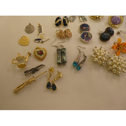 54 - Costume jewellery and items of personal ornament: to include simulated pearls