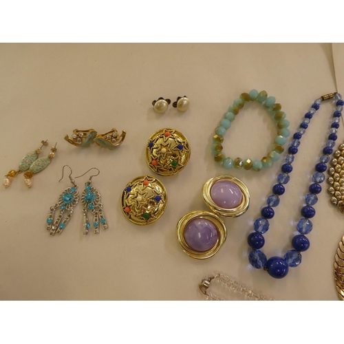 54 - Costume jewellery and items of personal ornament: to include simulated pearls