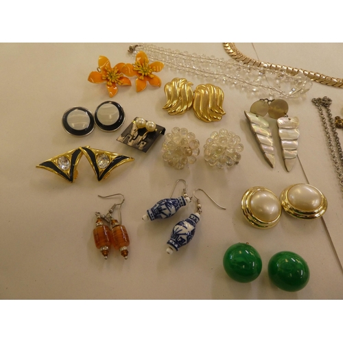 54 - Costume jewellery and items of personal ornament: to include simulated pearls