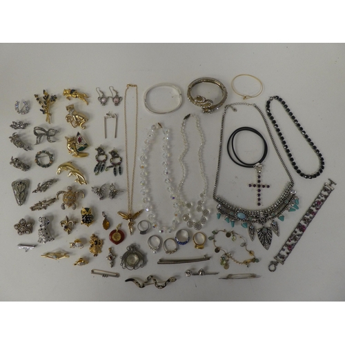 74 - Costume jewellery: to include brooches; bangles; rings; and earrings