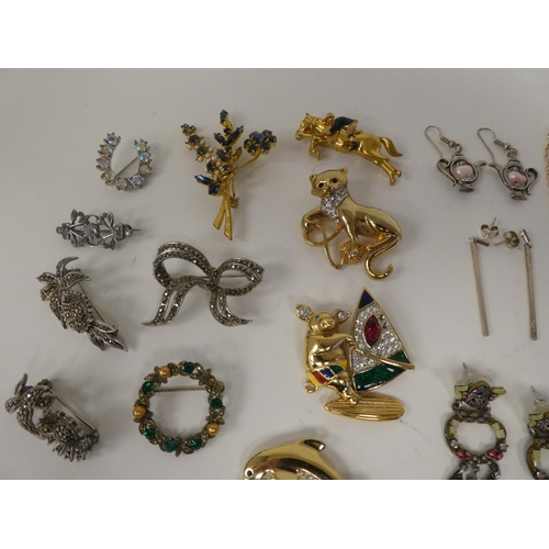 74 - Costume jewellery: to include brooches; bangles; rings; and earrings