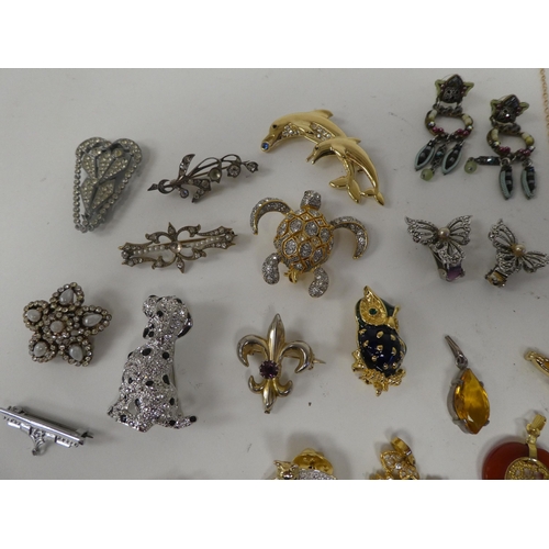 74 - Costume jewellery: to include brooches; bangles; rings; and earrings