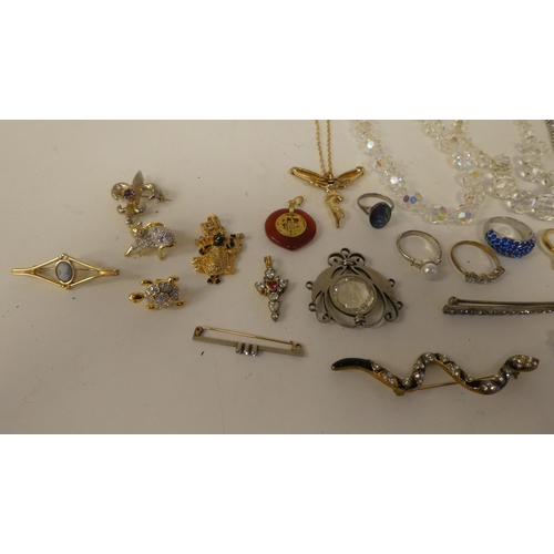 74 - Costume jewellery: to include brooches; bangles; rings; and earrings