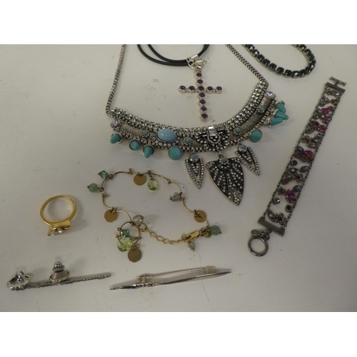 74 - Costume jewellery: to include brooches; bangles; rings; and earrings