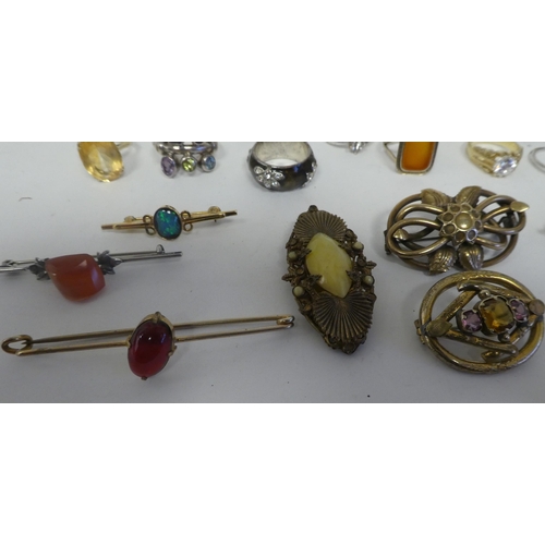 79 - Costume jewellery: to include necklaces; brooches; and rings