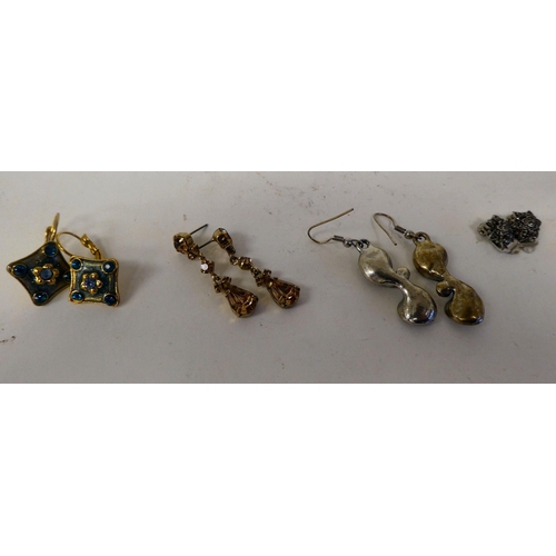 79 - Costume jewellery: to include necklaces; brooches; and rings