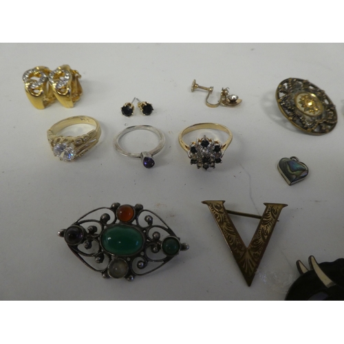 79 - Costume jewellery: to include necklaces; brooches; and rings