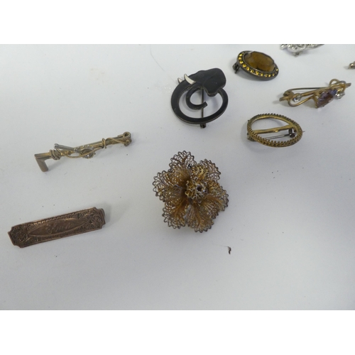 79 - Costume jewellery: to include necklaces; brooches; and rings