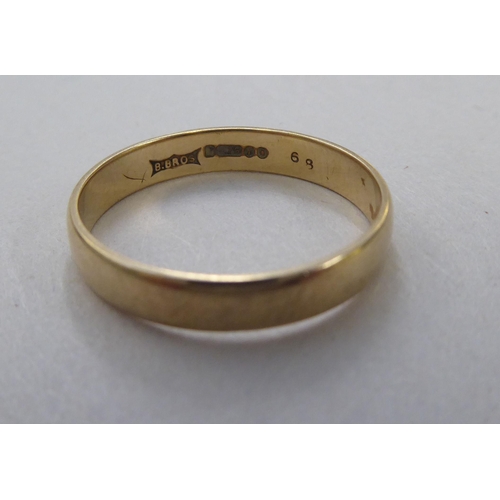 80 - A 9ct gold wedding band