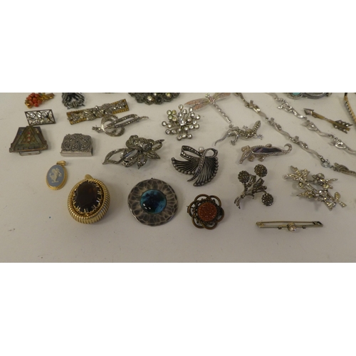 84 - Costume jewellery: to include marcasite set brooches