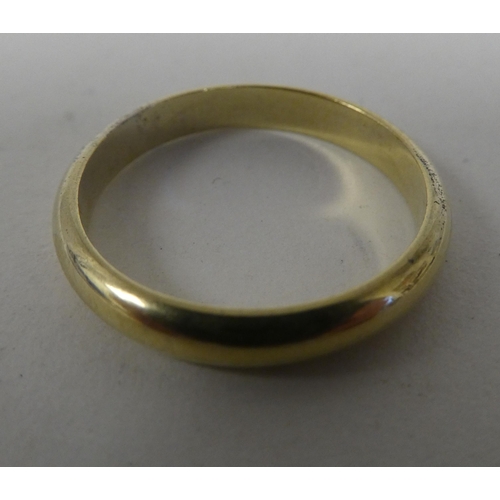 99 - A gold coloured metal wedding ring  stamped 835