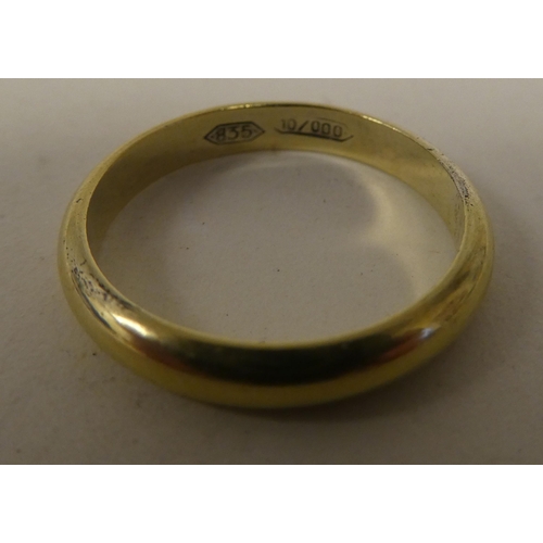 99 - A gold coloured metal wedding ring  stamped 835