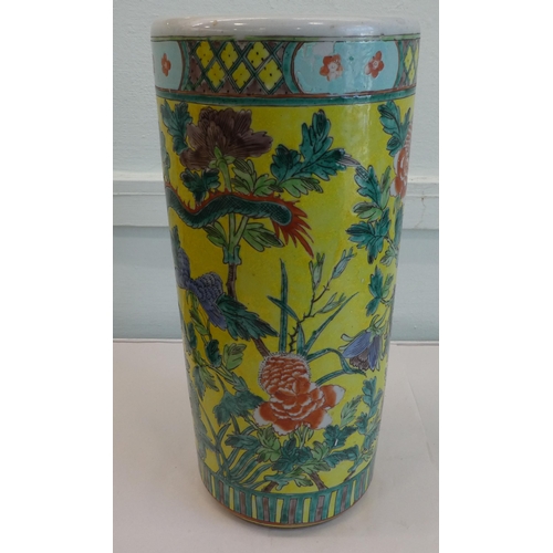 108 - A modern Chinese porcelain cylindrical stickstand, decorated with dragons and flora  18