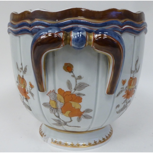 136 - A Samson porcelain jardinière with a wavy rim and twin handles, on a deep footrim, decorated in colo... 