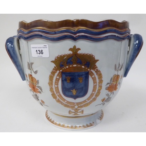 136 - A Samson porcelain jardinière with a wavy rim and twin handles, on a deep footrim, decorated in colo... 