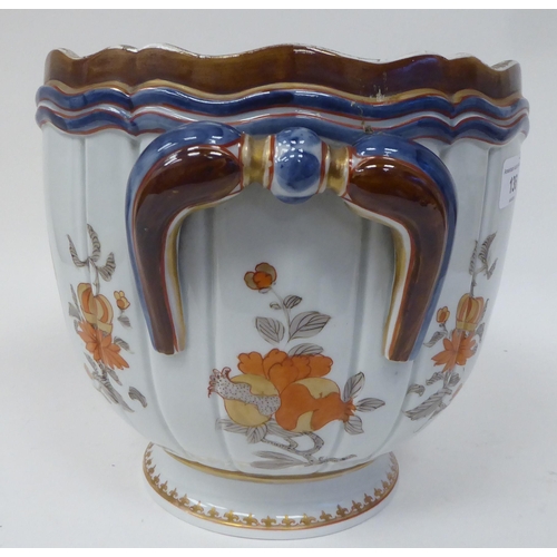 136 - A Samson porcelain jardinière with a wavy rim and twin handles, on a deep footrim, decorated in colo... 