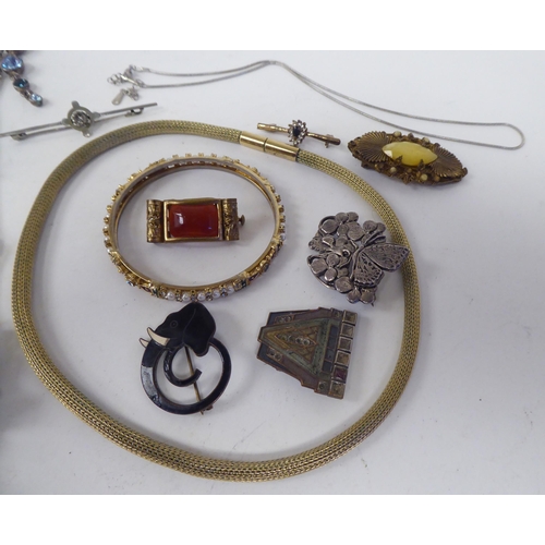 48 - Jewellery: to include a late Victorian yellow metal mourning brooch