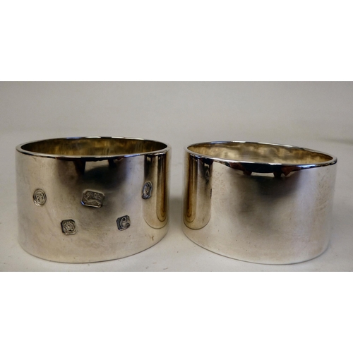 62 - A pair of silver band design napkin rings  Francis Howard  London 1977  boxed