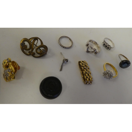 106 - Items of personal ornament: to include a circular pendant  stamped 375 