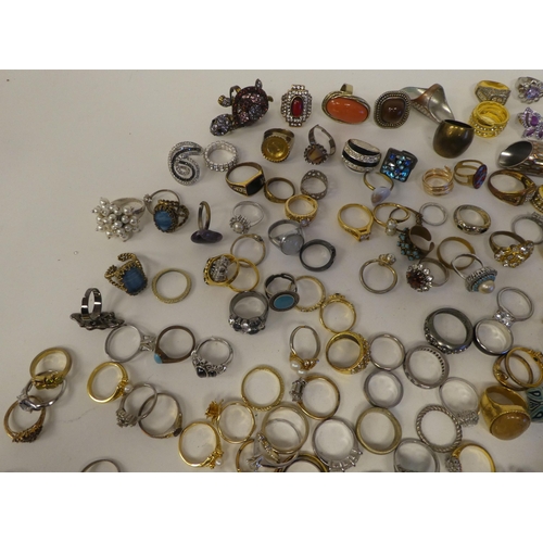 109 - Costume jewellery: to include dress rings 