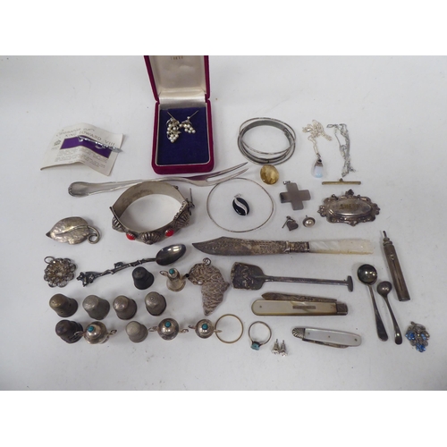 265 - Silver, white metal and other collectables: to include thimbles; flatware; and bangles