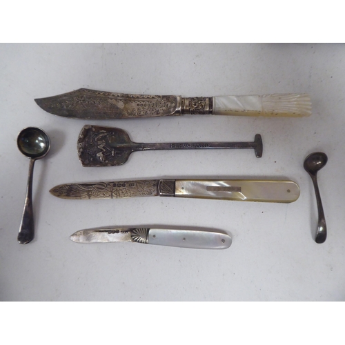 265 - Silver, white metal and other collectables: to include thimbles; flatware; and bangles