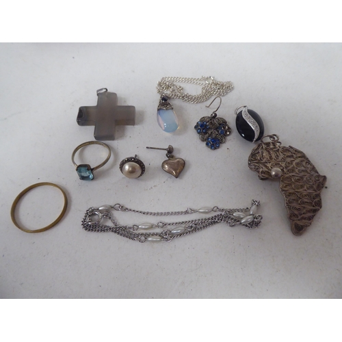 265 - Silver, white metal and other collectables: to include thimbles; flatware; and bangles