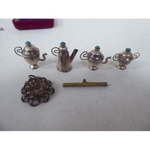 265 - Silver, white metal and other collectables: to include thimbles; flatware; and bangles