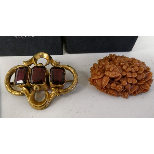 278 - Items of personal ornament: to include a yellow metal brooch, set with ruby coloured glass; and a&nb... 