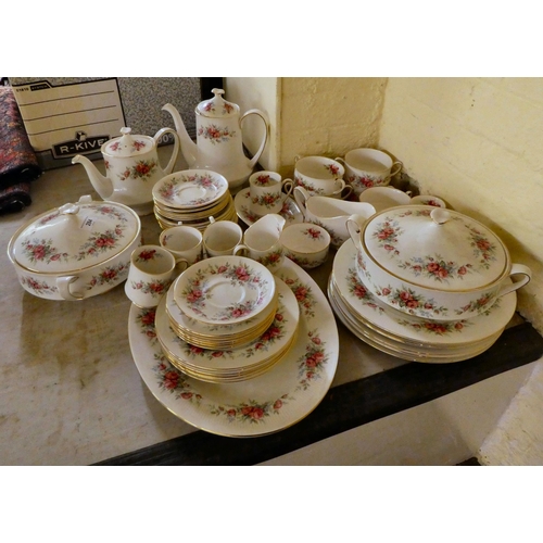 284 - Royal Standard china Rambling Rose pattern tableware 