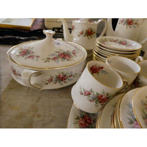 284 - Royal Standard china Rambling Rose pattern tableware 