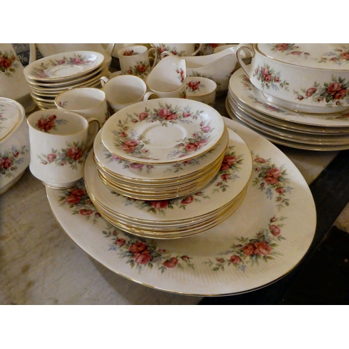 284 - Royal Standard china Rambling Rose pattern tableware 