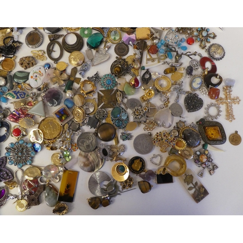 52 - Items of personal ornament, mainly brooches