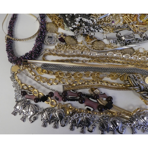 72 - Costume jewellery: to include 'chunky' faux precious metal coloured necklaces