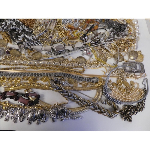 72 - Costume jewellery: to include 'chunky' faux precious metal coloured necklaces