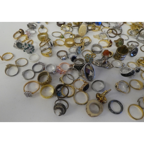 88 - Costume jewellery: to include dress rings 