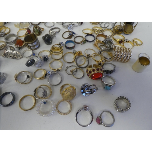 88 - Costume jewellery: to include dress rings 