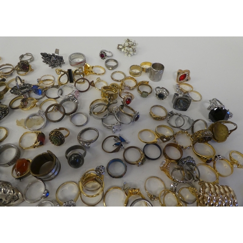 88 - Costume jewellery: to include dress rings 