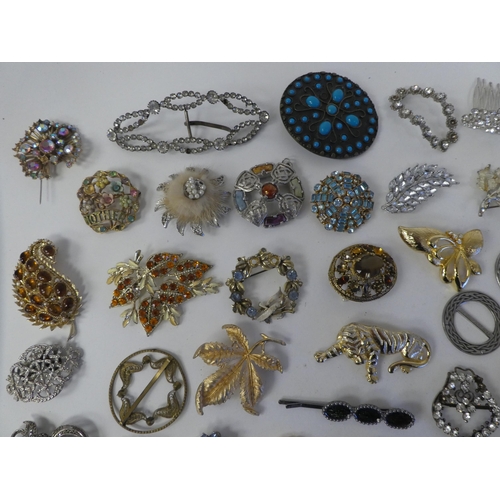 95 - Costume jewellery, mainly brooches and belt buckles