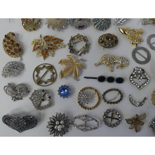 95 - Costume jewellery, mainly brooches and belt buckles