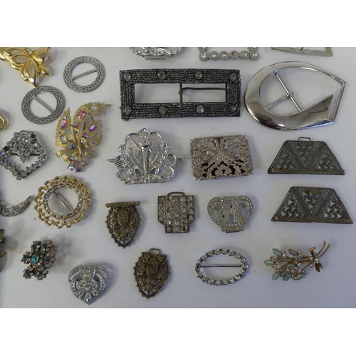 95 - Costume jewellery, mainly brooches and belt buckles